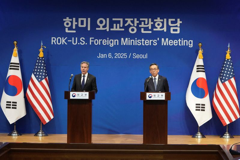 © Reuters. U.S. Secretary of State Antony Blinken, left, and South Korean Foreign Minister Cho Tae-yul, right, attend a joint press conference following their meeting at the Foreign Ministry in Seoul, South Korea, Monday, Jan. 6, 2025.     Lee Jin-man/Pool via REUTERS