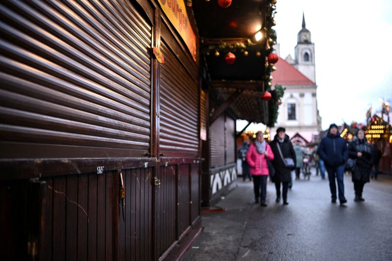 © Reuters. FILE PHOTO: A closed stall with signs of damage stands at the 'Alter Markt' Christmas market, where a man drove a car into the crowd through an emergency exit route on Friday evening, in Magdeburg, Germany December 22, 2024.  REUTERS/Annegret Hilse/File Photo