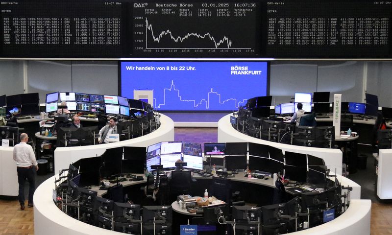 © Reuters. FILE PHOTO: German share price index DAX graph is pictured at the stock exchange in Frankfurt, Germany, January 3, 2025. REUTERS/Staff/File photo