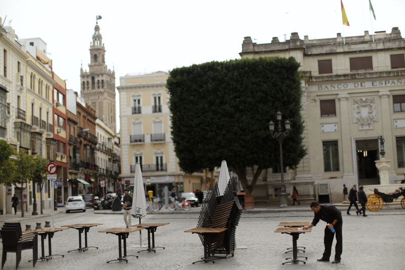 &copy; Reuters. Un cameriere pulisce i tavoli prima dell'apertura di un ristorante nel capoluogo andaluso di Siviglia, nel sud della Spagna, il 3 febbraio 2016. REUTERS/Marcelo del Pozo/Foto del file