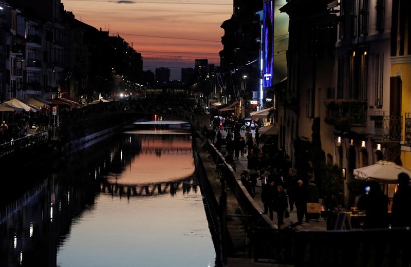 © Reuters. FILE PHOTO: Bars and pubs are seen in the Naviglio area of Milan, Italy February 28, 2020. REUTERS/Yara Nardi/File photo