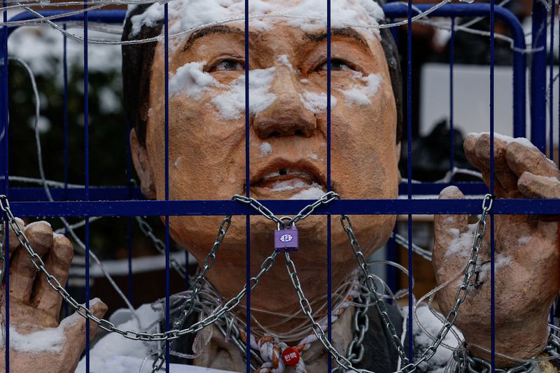 &copy; Reuters. An effigy of impeached South Korean President Yoon Suk Yeol is covered in snow during a protest against him near his official residence on a snowy day in Seoul, South Korea, January 5, 2025. REUTERS/Tyrone Siu