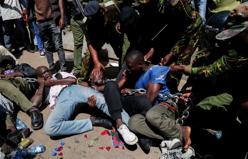 &copy; Reuters. FILE PHOTO: Riot police officers detain protesters demonstrating against what they say is a wave of unexplained abductions of government critics, along the Aga Khan walk in downtown Nairobi, Kenya December 30, 2024. REUTERS/Thomas Mukoya/File Photo