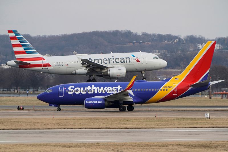 © Reuters. FILE PHOTO: A Southwest Airlines aircraft taxis as an American Airlines aircraft lands at Reagan National Airport in Arlington, Virginia, U.S., January 24, 2022. REUTERS/Joshua Roberts/File Photo