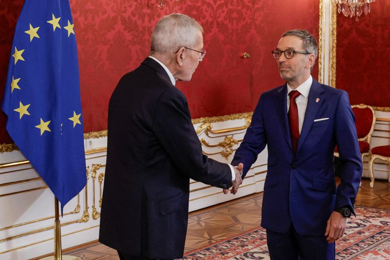 © Reuters. Austrian President Alexander Van der Bellen shakes hands with far-right Freedom Party (FPO) leader Herbert Kickl in Vienna, Austria, January 6, 2025. REUTERS/Leonhard Foeger    