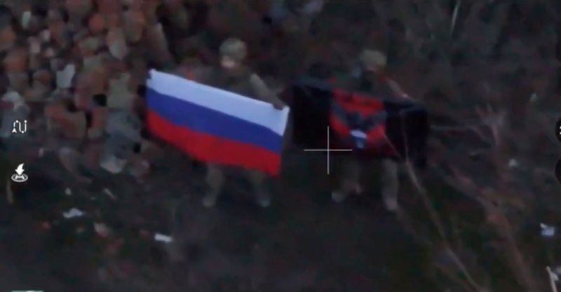 © Reuters. A soldier holds up a Russian flag in Kurakhove, Donetsk Region, Ukraine in this screen grab taken from a social media video released on January 5, 2025, obtained by Reuters. Social Media/via REUTERS