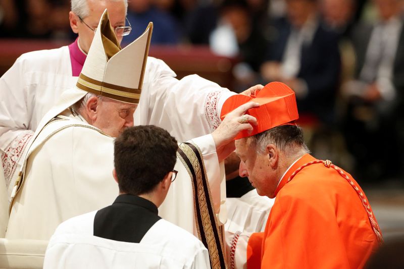 &copy; Reuters. FILE PHOTO: Pope Francis greets Robert Walter McElroy during a consistory ceremony to elevate Roman Catholic prelates to the rank of cardinal, at Saint Peter's Basilica at the Vatican, August 27, 2022. REUTERS/Remo Casilli/File Photo