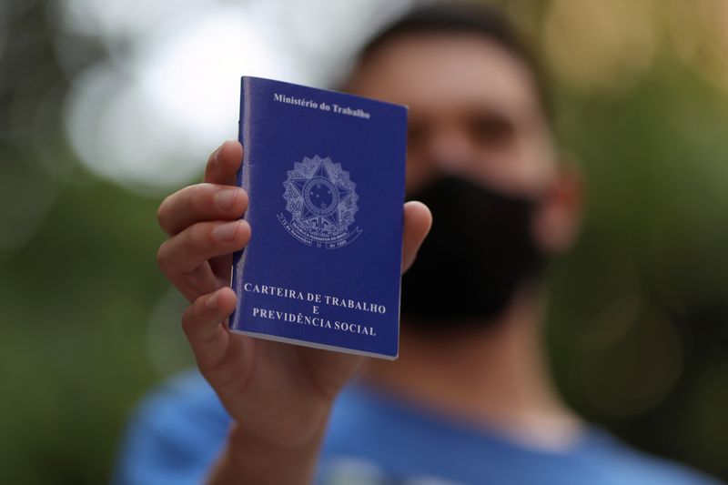 &copy; Reuters. Homem segura carteira de trabalho, em São Paulon06/10/2020nREUTERS/Amanda Perobelli