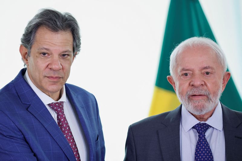 © Reuters. Ministro da Fazenda, Fernando Haddad, ao lado do presidente Luiz Inácio Lula da Silva durante cerimônia no Palácio do Planalto
27/11/2024 REUTERS/Adriano Machado