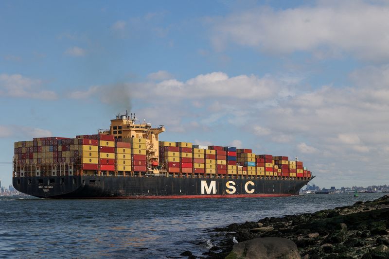 &copy; Reuters. FILE PHOTO: A boat carries shipping containers through Upper Bay past lower Manhattan in, New York, U.S., September 30, 2024. REUTERS/Caitlin Ochs/File Photo