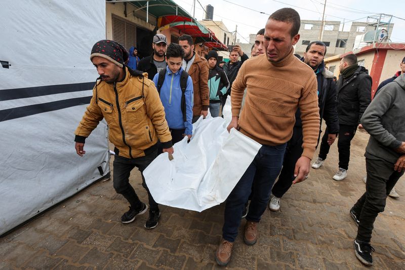 &copy; Reuters. Mourners carry the body of a Palestinian killed in an Israeli strike, amid the ongoing conflict between Israel and Hamas, at Al-Aqsa Martyrs hospital, in Deir Al-Balah in the central Gaza Strip, January 6, 2025. REUTERS/Ramadan Abed    