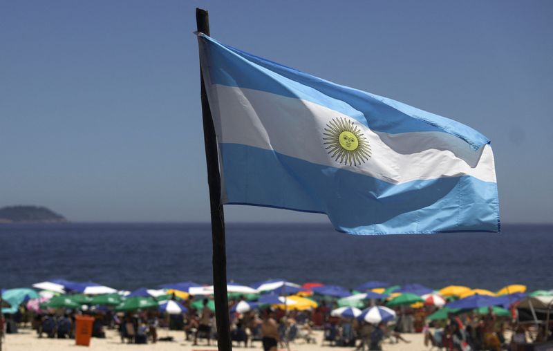 &copy; Reuters. Bandeira da Argentina na praia de Ipanema, no Rio de Janeiron03/01/2025nREUTERS/Ricardo Moraes