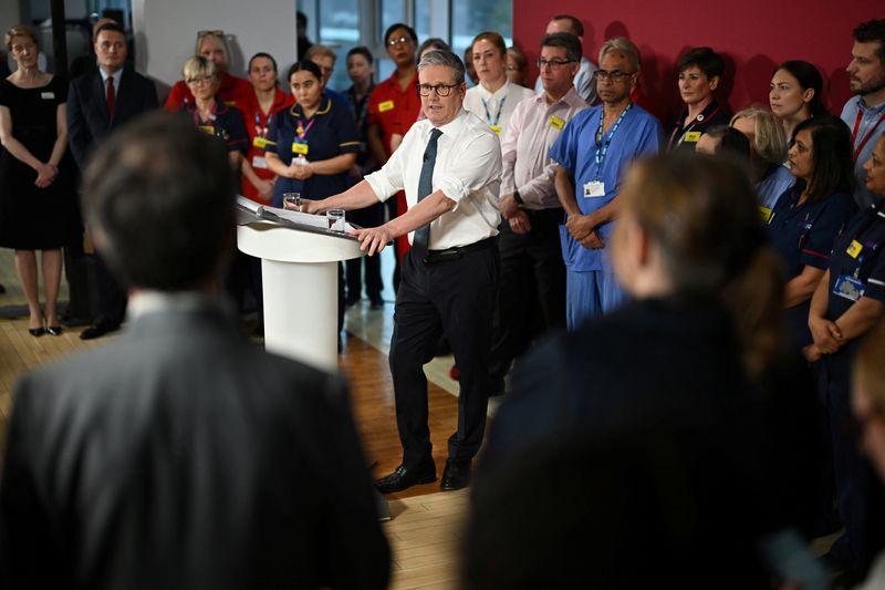 &copy; Reuters. Britain's Prime Minister Keir Starmer gives a speech on reducing NHS wait times as he visits a healthcare provider in Surrey, on January 6, 2025 in Epsom, Britain.  Leon Neal/Pool via REUTERS