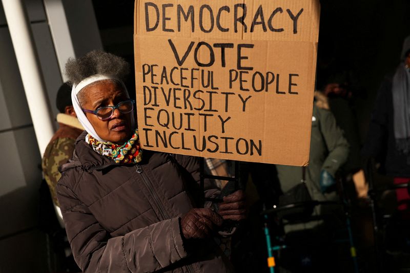 © Reuters. FILE PHOTO: People march outside the office of hedge fund billionaire Bill Ackman protesting his campaign against diversity, equity, and inclusion and attacks against former Harvard University President Claudine Gay in New York City,  U.S., January 4, 2024.  REUTERS/Shannon Stapleton/File Photo