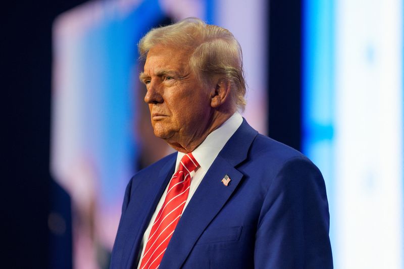 © Reuters. FILE PHOTO: U.S. President-elect Donald Trump attends Turning Point USA's AmericaFest in Phoenix, Arizona, U.S., December 22, 2024.  REUTERS/Cheney Orr/File Photo