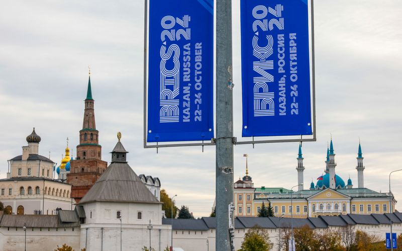 © Reuters. FILE PHOTO: A view shows a banner with the logo of the annual BRICS summit next to the Kazan Kremlin in Kazan, Russia October 22, 2024. REUTERS/Maxim Shemetov/File Photo