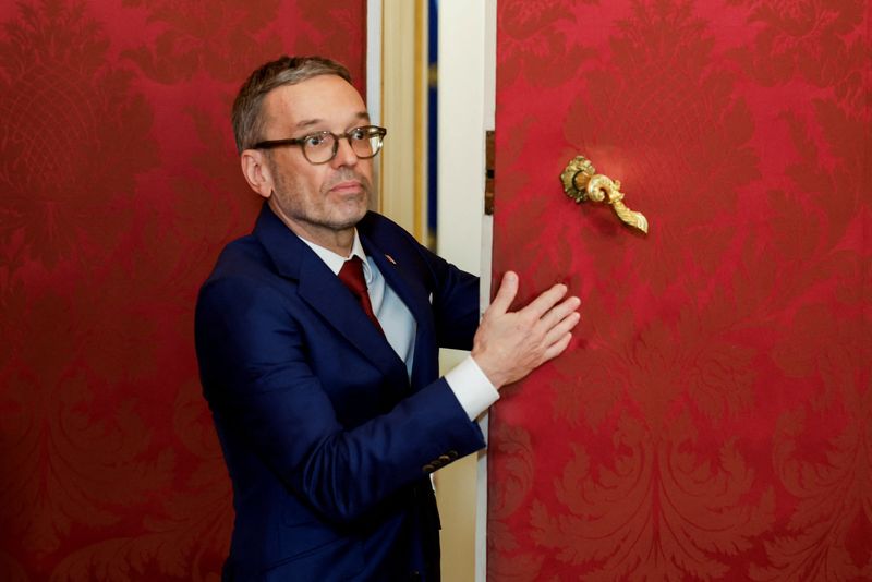 &copy; Reuters. Far-right Freedom Party (FPO) leader Herbert Kickl leaves after a meeting with Austrian President Alexander Van der Bellen, in Vienna, Austria, January 6, 2025. REUTERS/Leonhard Foeger