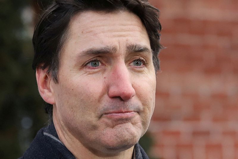 © Reuters. Canada's Prime Minister Justin Trudeau speaks to reporters, announcing he intends to step down as Liberal Party leader and Prime Minister, but he will stay on in his post until a replacement has been chosen, from his Rideau Cottage residence in Ottawa, Ontario, Canada, January 6, 2025. REUTERS/Patrick Doyle