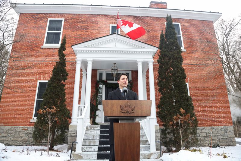 © Reuters. Canada's Prime Minister Justin Trudeau speaks to reporters, announcing he intends to step down as Liberal Party leader, but he will stay on in his post until a replacement has been chosen, from his Rideau Cottage residence in Ottawa, Ontario, Canada, January 6, 2025. REUTERS/Patrick Doyle     