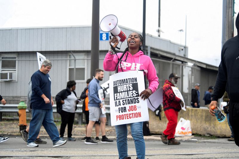 &copy; Reuters. FILE PHOTO: Dockworkers picket after a shipping port strike went into effect across the East Coast at the Packer Avenue Marine Terminal, Philadelphia, Pennsylvania, U.S., October 1, 2024. REUTERS/Matthew Hatcher/File Photo