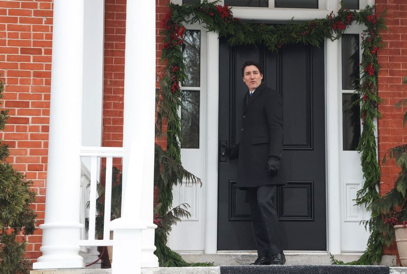 © Reuters. Canada's Prime Minister Justin Trudeau closes the door of his Rideau Cottage residence, ahead of speaking to reporters to announce he intends to step down as Liberal Party leader, but he will stay on in his post until a replacement has been chosen, in Ottawa, Ontario, Canada, January 6, 2025. REUTERS/Patrick Doyle