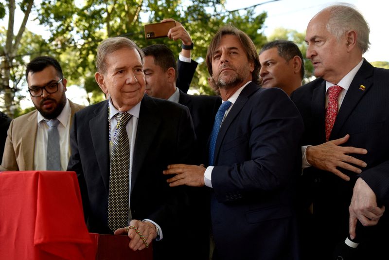 © Reuters. FILE PHOTO: Uruguay President Luis Lacalle Pue meets with Venezuelan opposition leader Edmundo Gonzalez in Montevideo, Uruguay on January 4, 2025. REUTERS/Martin Varela Ompérez/File Photo