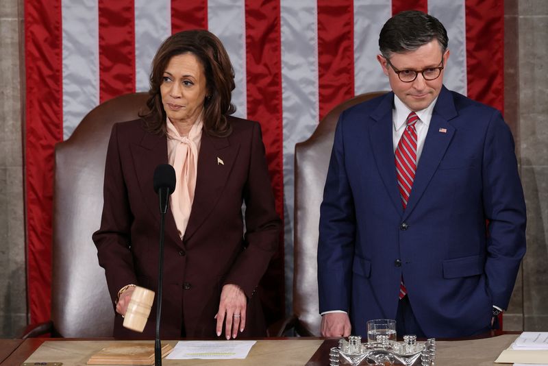 © Reuters. U.S. Vice President Kamala Harris and Speaker of the House Mike Johnson (R-LA) attend a joint session of Congress to certify Donald Trump's election, at the U.S. Capitol in Washington, U.S. January 6, 2025. REUTERS/Evelyn Hockstein