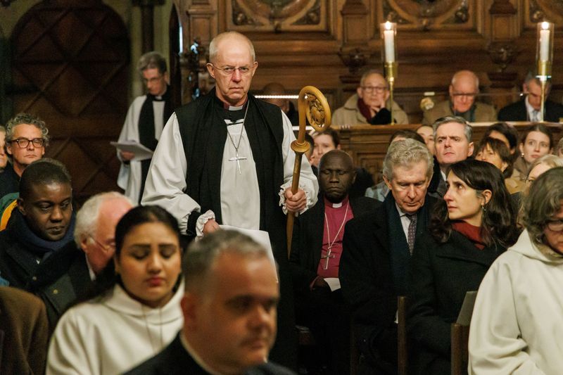 © Reuters. Archbishop of Canterbury Justin Welby prepares to lay down his pastoral staff on the altar at the chapel in Lambeth Palace, in London, Britain January 6, 2025, a symbolic act marking the end of his ministry. Neil Turner for Lambeth Palace/Handout via REUTERS   