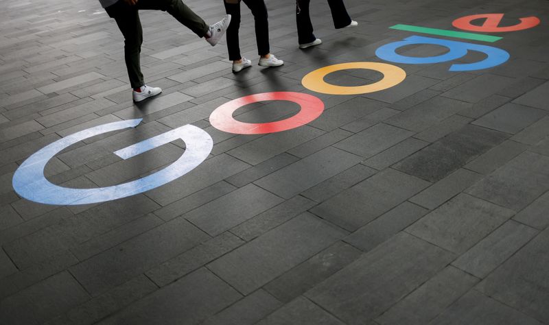 &copy; Reuters. Employees pose for photos with a Google logo outside their office, in Singapore August 23, 2022. REUTERS/Edgar Su/File Photo