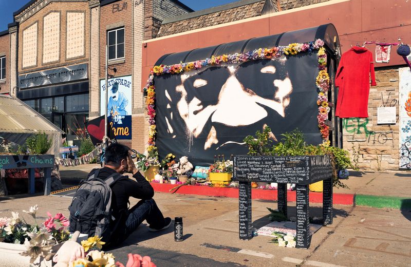 © Reuters. FILE PHOTO: A man who preferred not to give his name takes a moment at the George Floyd memorial during the annual Rise and Remember Festival near the place where Floyd was murdered three years ago by a police officer, in Minneapolis, Minnesota, U.S., May 27, 2023. REUTERS/ Lucy Baptiste/File Photo