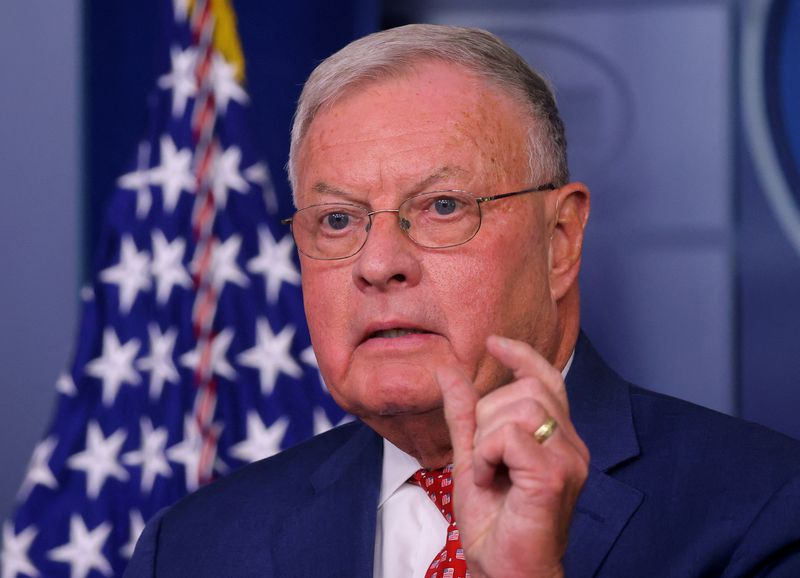 © Reuters. FILE PHOTO: Keith Kellogg speaks to reporters during a daily press briefing at the White House in Washington, U.S., September 22, 2020. REUTERS/Carlos Barria/File Photo