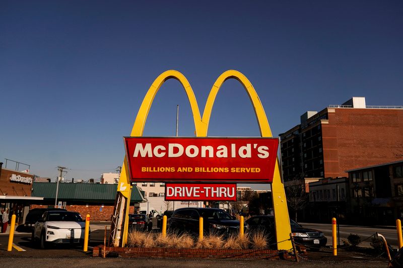 © Reuters. FILE PHOTO: The logo for McDonald's restaurant is seen as McDonald's Corp. reports fourth quarter earnings, in Arlington, Virginia, U.S., January 27, 2022.  REUTERS/Joshua Roberts/File Photo