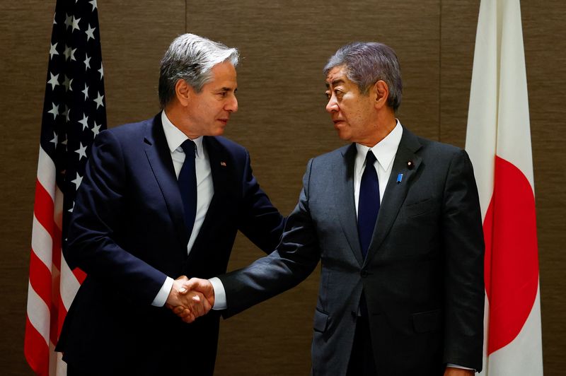 © Reuters. U.S. Secretary of State Antony Blinken shakes hands with Japanese Foreign Minister Takeshi Iwaya at the start of their working lunch at a hotel in Tokyo, Japan January 7, 2025.  REUTERS/Issei Kato/Pool