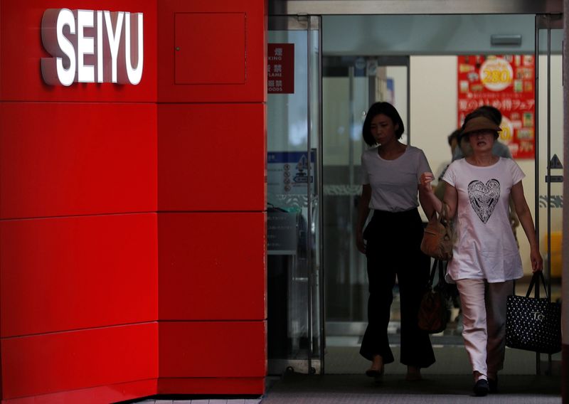 © Reuters. FILE PHOTO: The Seiyu logo is pictured at one of its chain stores in Tokyo, Japan July 12, 2018.  REUTERS/Kim Kyung-Hoon/File Photo