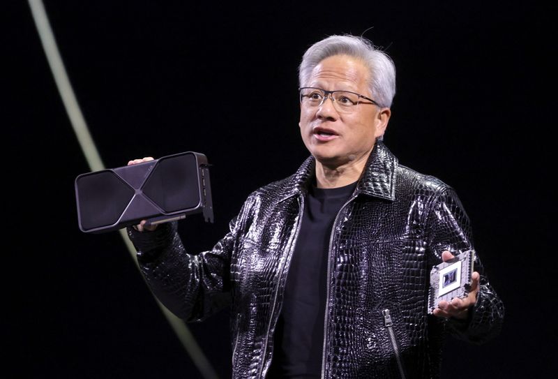 © Reuters. Nvidia CEO Jensen Huang holds a new Nvidia GeForce RTX 5090 graphics card as he gives a keynote address at CES 2025, an annual consumer electronics trade show, in Las Vegas, Nevada, U.S. January 6, 2025.  REUTERS/Steve Marcus