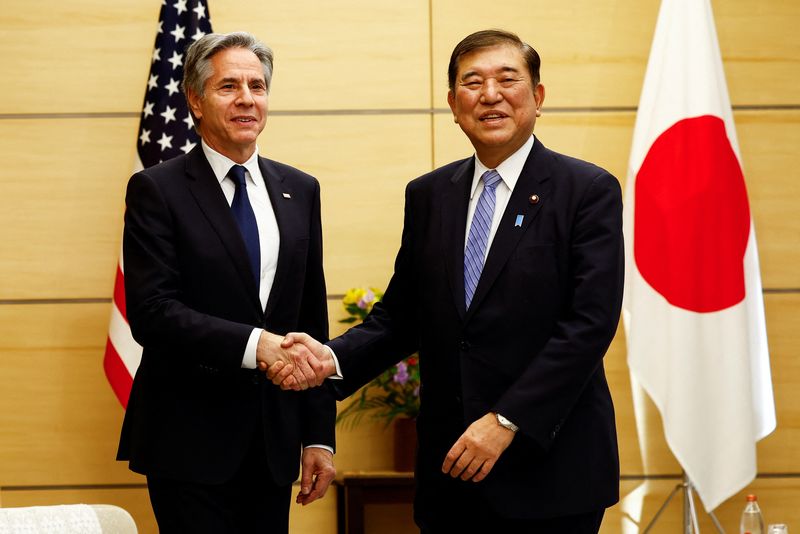 © Reuters. U.S. Secretary of State Antony Blinken shakes hands with Japanese Prime Minister Shigeru Ishiba at Ishiba's official residence in Tokyo, Japan January 7, 2025. REUTERS/Issei Kato/Pool