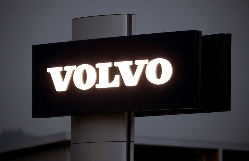 © Reuters. FILE PHOTO: The logo of Swedish car manufacturer Volvo is seen at Stierli Automobile AG in St. Erhard, Switzerland on April 11, 2019. REUTERS/Arnd Wegman/File Photo