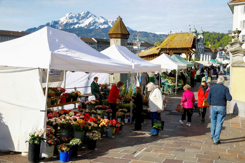 &copy; Reuters. FILE PHOTO: The view shows the snow-covered Mount Pilatus behind a weekly market in Luzern, Switzerland May 8, 2021. REUTERS/Arnd Wiegmann/File photo