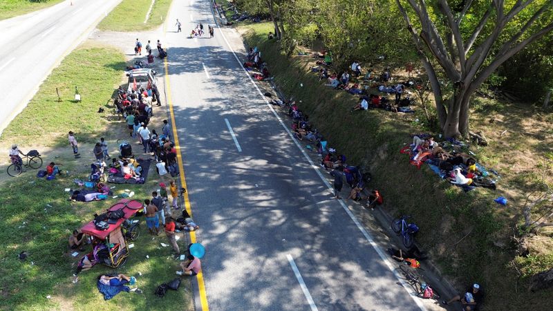 &copy; Reuters. FILE PHOTO: A drone view shows migrants resting on the side of a road as part of a caravan bound to the northern border with the U.S., near Tres Picos, Chiapas state, Mexico November 28, 2024. REUTERS/Jose de Jesus Cortes/File Photo