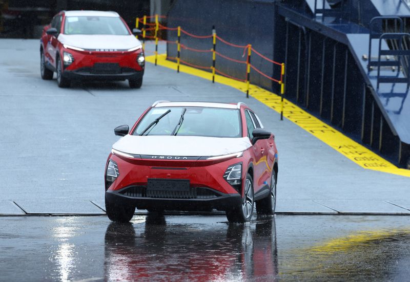 &copy; Reuters. FILE PHOTO: Omoda E5 electric cars manufactured by Chinese automaker Chery are unloaded from a cargo ship at the Royal Portbury Dock, near Bristol, south west Britain, September 5, 2024. REUTERS/Toby Melville/File Photo