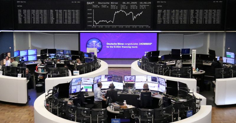 © Reuters. FILE PHOTO: German share price index DAX graph is pictured at the stock exchange in Frankfurt, Germany, January 6, 2025.    REUTERS/Staff/File Photo