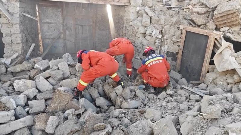 &copy; Reuters. Rescue teams look through rubble in the aftermath of an earthquake in a location given as Shigatse City, Tibet Autonomous Region, China, January 7, 2025, in this screengrab obtained from a handout video. Tibet Fire and Rescue/Handout via REUTERS