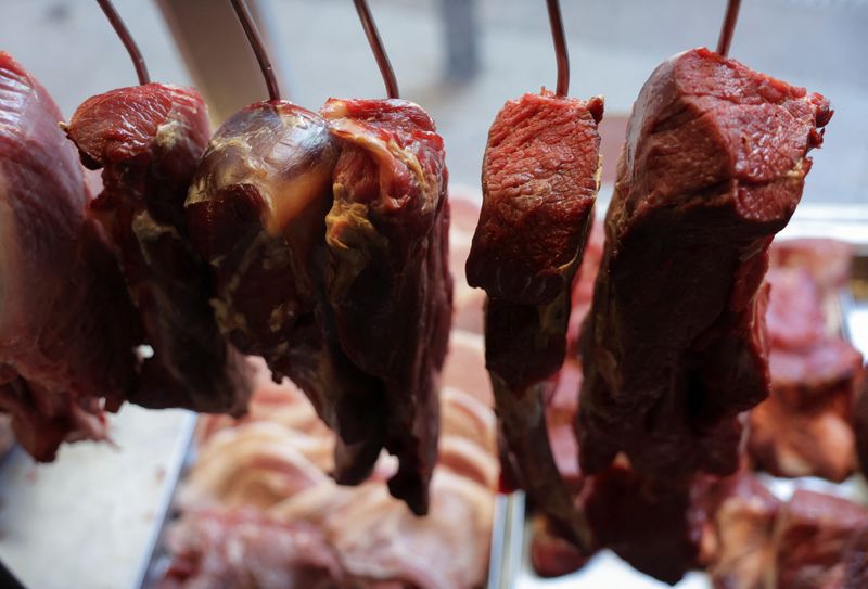 &copy; Reuters. Pedaços de carne em açougue no Rio de Janeiron26/11/2024 REUTERS/Ricardo Moraes