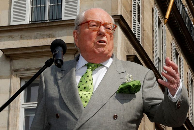 &copy; Reuters. Il fondatore del partito di estrema destra Front National Jean-Marie Le Pen pronuncia un discorso durante la Festa del lavoro davanti alla statua di Giovanna d'Arco a Parigi, in Francia. 1 maggio 2019. REUTERS/Filippo Wojazer