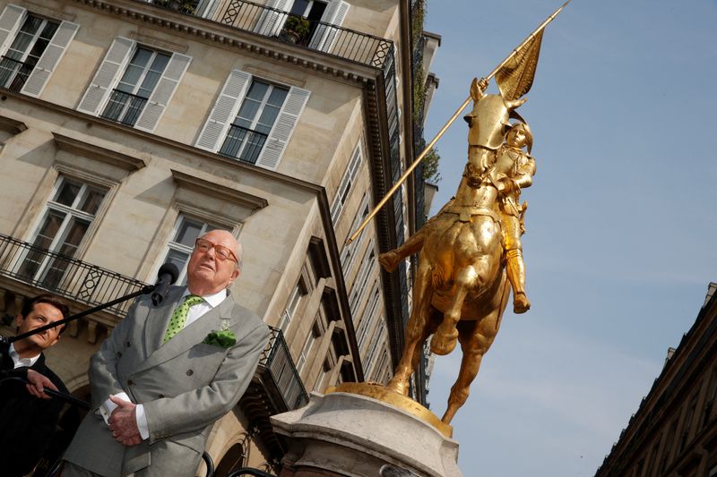 © Reuters. FILE PHOTO: Founder of the far-right French National Front Jean-Marie Le Pen delivers a speech during a May Day ceremony in front of a statue of Joan of Arc (Joan of Arc) in Paris, France, May 1, 2019 REUTERS/Philippe Wajzer/File photo