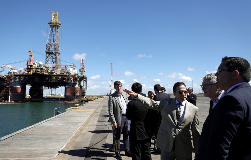 &copy; Reuters. Executivos no Porto de Açu, em São João da Barra (RJ)