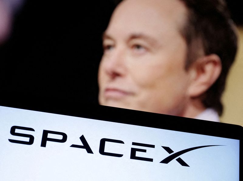 &copy; Reuters. Il logo di SpaceX e la foto di Elon Musk sono visibili in questa illustrazione scattata il 19 dicembre 2022. REUTERS/Dado Ruvic/Illustrazione