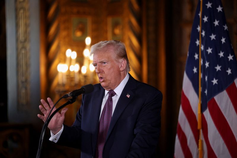 © Reuters. U.S. President-elect Donald Trump delivers remarks at Mar-a-Lago in Palm Beach, Florida, U.S. January 7, 2025. REUTERS/Carlos Barria