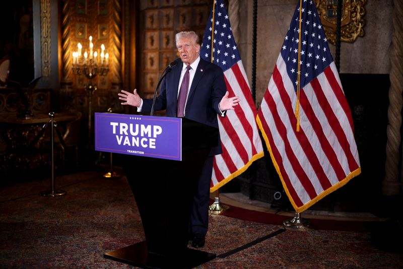 © Reuters. U.S. President-elect Donald Trump makes remarks at Mar-a-Lago in Palm Beach, Florida, U.S. January 7, 2025. REUTERS/Carlos Barria