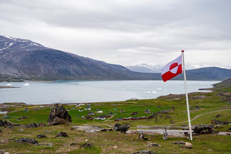 &copy; Reuters. FILE PHOTO: Greenland's flag flies in Igaliku settlement, Greenland, July 5, 2024. Ritzau Scanpix/Ida Marie Odgaard via REUTERS/File Photo 